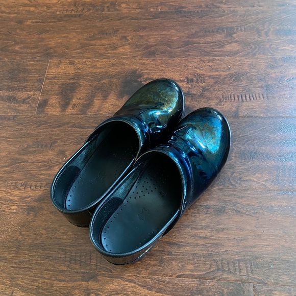 Dansko Clogs Iridescent Oil Slick Patent Leather Petrol Metallic Size 39 / 8.5 - Picture 2 of 12